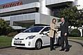 Die Kölner Moderatorin Bettina Böttinger, hier mit Alain Uttenhoven, Vizepräsident der Toyota Deutschland GmbH, ist seit zwei Jahren alternativ mit dem Toyota Prius unterwegs. Foto: Toyota/auto-reporter.net 